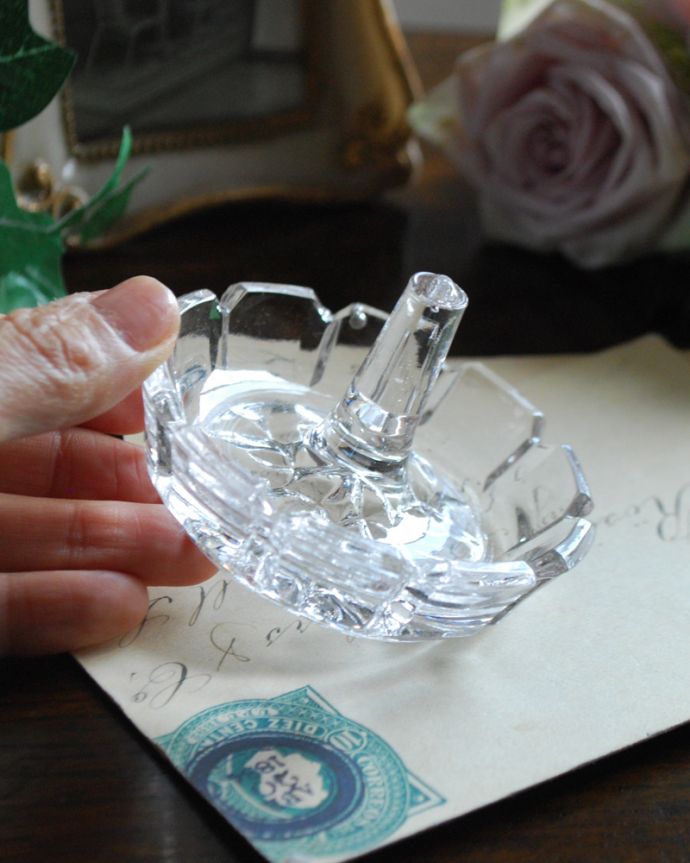 アンティーク 雑貨のガラス小物　アンティーク雑貨　クリアガラスのリングスタンド、アンティークプレスドグラス。ガラスでできたリングスタンド。(pg-3840)