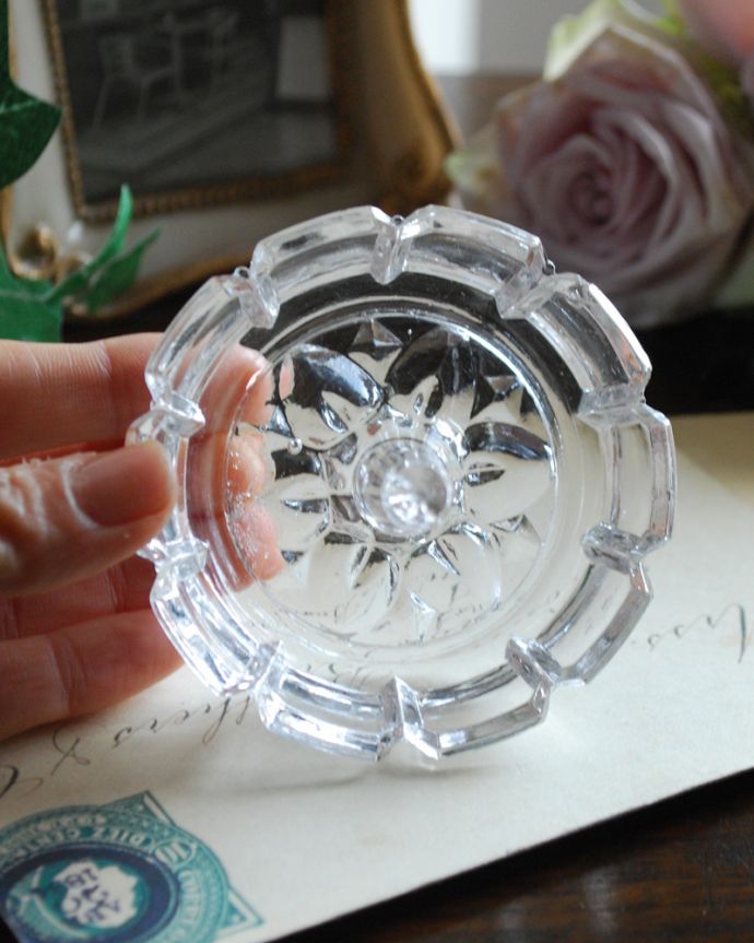 アンティーク 雑貨のガラス小物　アンティーク雑貨　クリアガラスのリングスタンド、アンティークプレスドグラス。底にもたっぷり模様があります。(pg-3840)