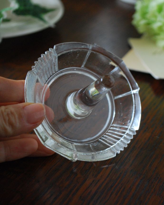 アンティーク 雑貨のガラス小物　アンティーク雑貨　トレー付きのシンプルなリングスタンド、プレスドグラス。底はこんな感じです。(pg-3842)