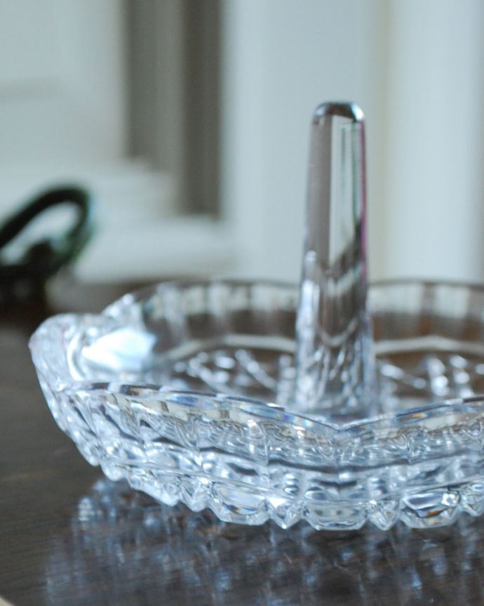 アンティーク 雑貨のガラス小物　アンティーク雑貨　底に散りばめられた水玉模様が可愛いアンティークプレスドグラス（リングスタンド）。大切な指輪のために作られた場所真ん中に指輪を通して使われていたリングスタンド。(pg-3849)