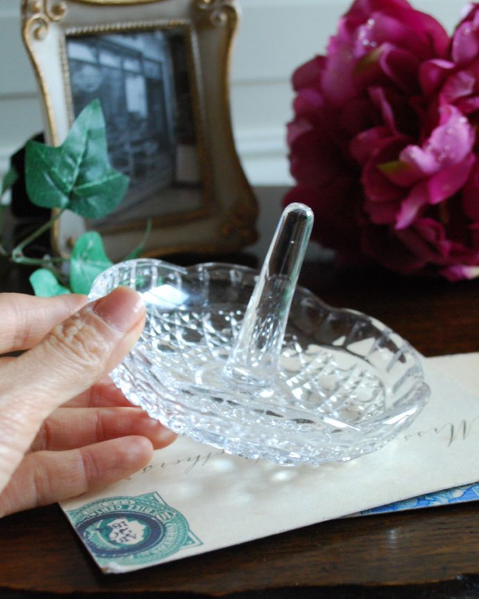 アンティーク 雑貨のガラス小物　アンティーク雑貨　底に散りばめられた水玉模様が可愛いアンティークプレスドグラス（リングスタンド）。お気に入りのアクセサリーと一緒に真ん中に指輪を挿して周りにはピアスやネックレスを。(pg-3849)