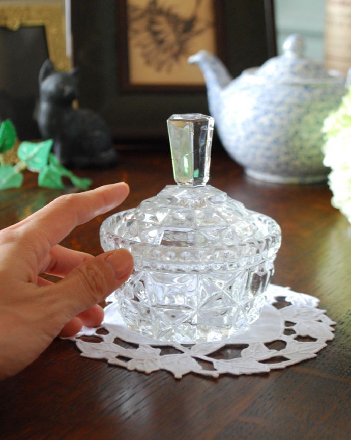 アンティーク 雑貨のガラス小物　アンティーク雑貨　宝石のようにきらめく持ち手が付いたアンティークプレスドグラス（シュガーポット）。どこに置いても華やかなガラスのケースです。(pg-3850)