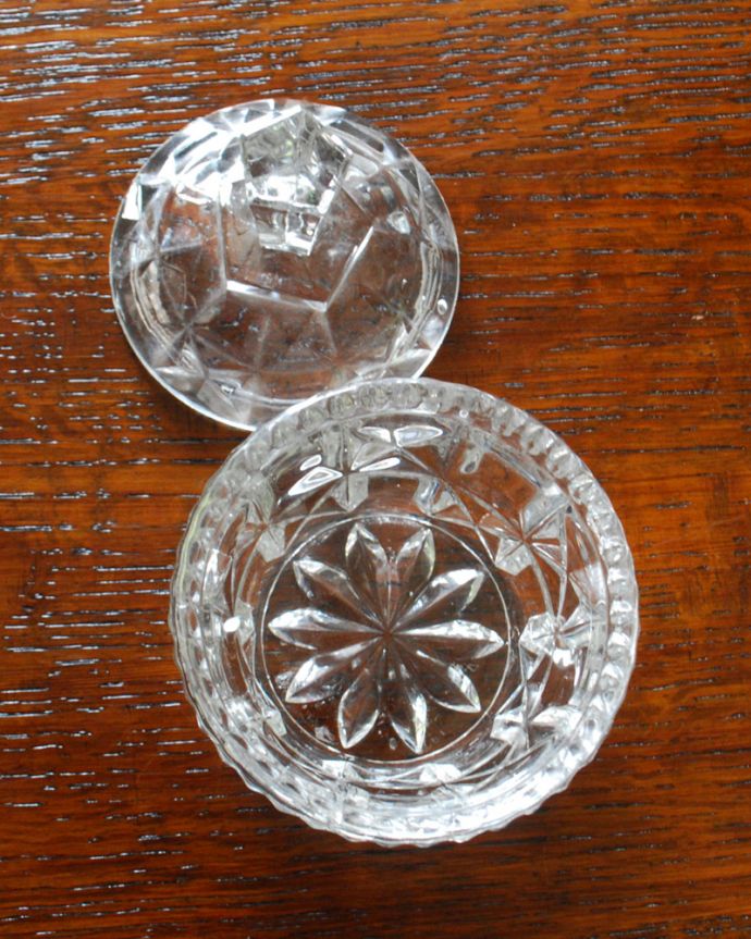 アンティーク 雑貨のガラス小物　アンティーク雑貨　宝石のようにきらめく持ち手が付いたアンティークプレスドグラス（シュガーポット）。上から見るとこんな感じです。(pg-3850)