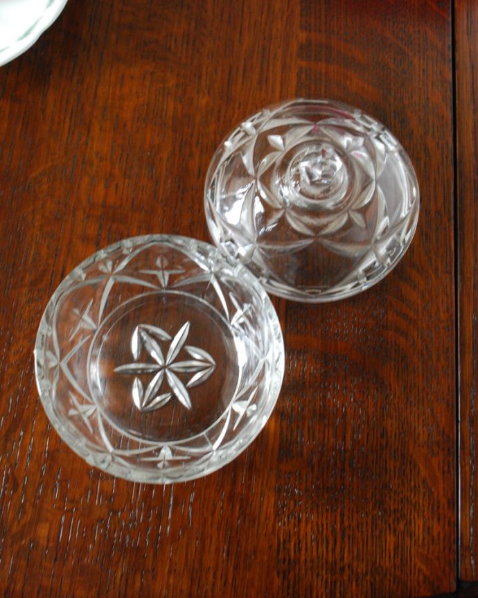 アンティーク 雑貨のガラス小物　アンティーク雑貨　フタ付きのアンティークプレスドグラス（小物入れ）。上から見るとこんな感じです。(pg-3852)