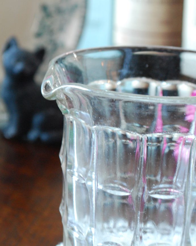 アンティーク 雑貨のガラス小物　アンティーク雑貨　持ち手付きの小ぶりなピッチャー、英国アンティークのプレスドグラス。英国の家庭には必ずあるウォータージャグアルコールを飲まない人のためにテーブルの中央にお水を置いて置かれていたウォータージャグ。(pg-3855)