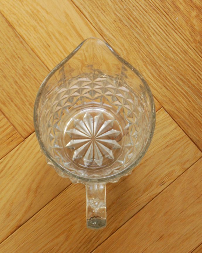 アンティーク 雑貨のガラス小物　アンティーク雑貨　フラワーベースにもピッタリなガラスピッチャー（アンティークプレスドグラス）。上から見ても美しくカッティングされています。(pg-3856)