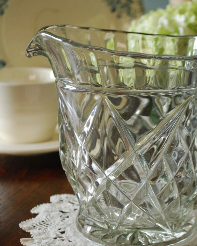 アンティーク 雑貨のガラス小物　アンティーク雑貨　たっぷり入るアンティークガラスのピッチャー（プレスドグラス）。英国の家庭には必ずあるウォータージャグアルコールを飲まない人のためにテーブルの中央にお水を置いて置かれていたウォータージャグ。(pg-3857)