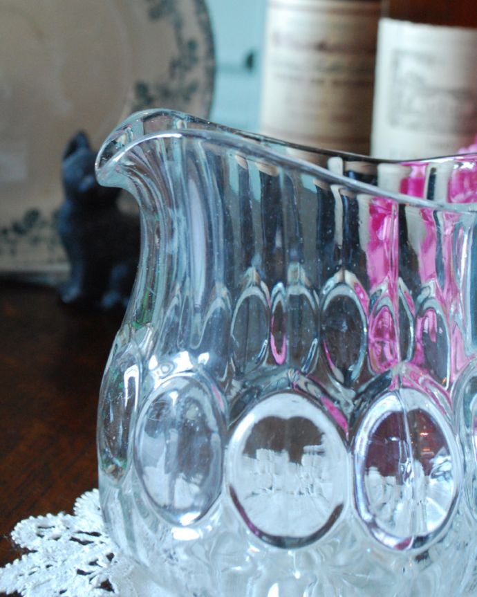 アンティーク 雑貨のガラス小物　アンティーク雑貨　水玉模様が可愛いアンティークのガラスピッチャー、プレスドグラス。英国の家庭には必ずあるウォータージャグアルコールを飲まない人のためにテーブルの中央にお水を置いて置かれていたウォータージャグ。(pg-3858)