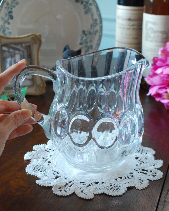 アンティーク 雑貨のガラス小物　アンティーク雑貨　水玉模様が可愛いアンティークのガラスピッチャー、プレスドグラス。いろんな使い方が出来ます飲み物を入れるのはもちろんフラワーベースとしても使いやすい便利なサイズです。(pg-3858)