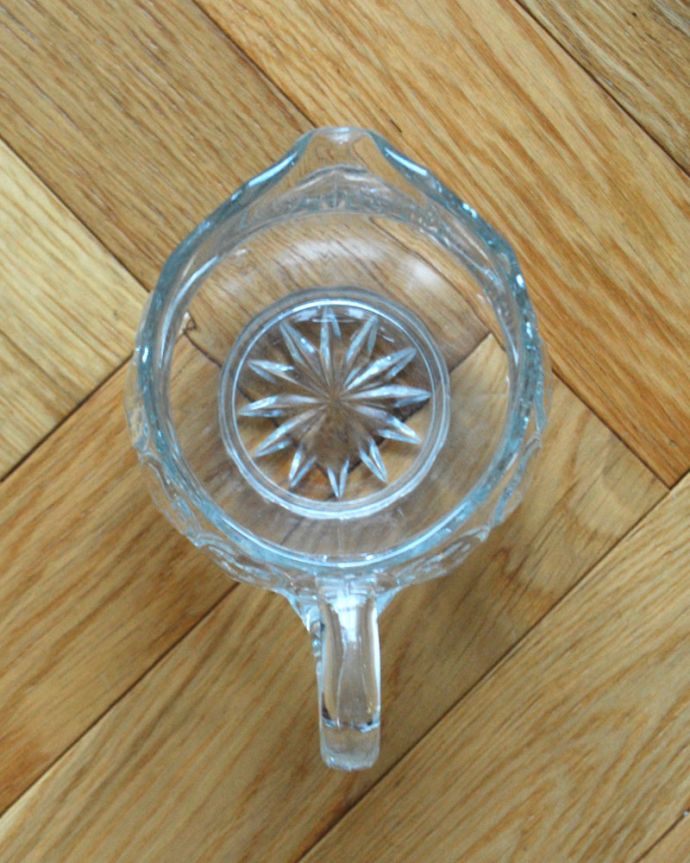 アンティーク 雑貨のガラス小物　アンティーク雑貨　水玉模様が可愛いアンティークのガラスピッチャー、プレスドグラス。中を見てみると･･･アンティークなので多少のキズやカケがありますが使用上問題がないものだけをご紹介しています。(pg-3858)