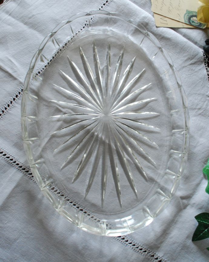 アンティーク 雑貨のガラス小物　アンティーク雑貨　縁どりのフリルカットが可愛い、アンティークプレスドグラスのガラストレー。上から見ても美しくカッティングされています。(pg-3861)