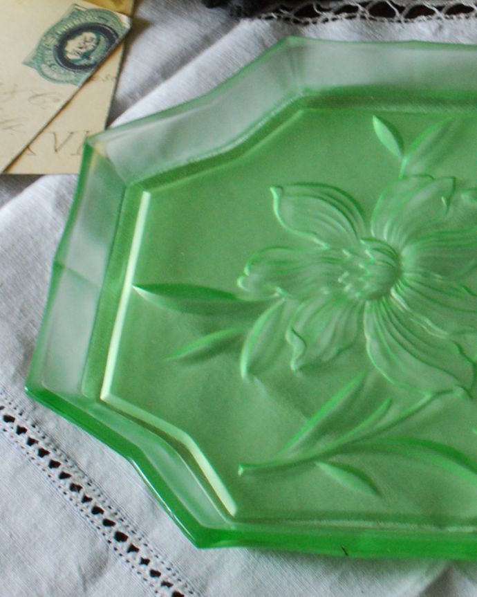 プレート、ケーキスタンド　アンティーク雑貨　透き通るグリーンのガラスプレート、大きなお花のデザインが可憐なアンティークプレスドグラス。爽やかなグリーンがインテリアのアクセントになります。(pg-3862)
