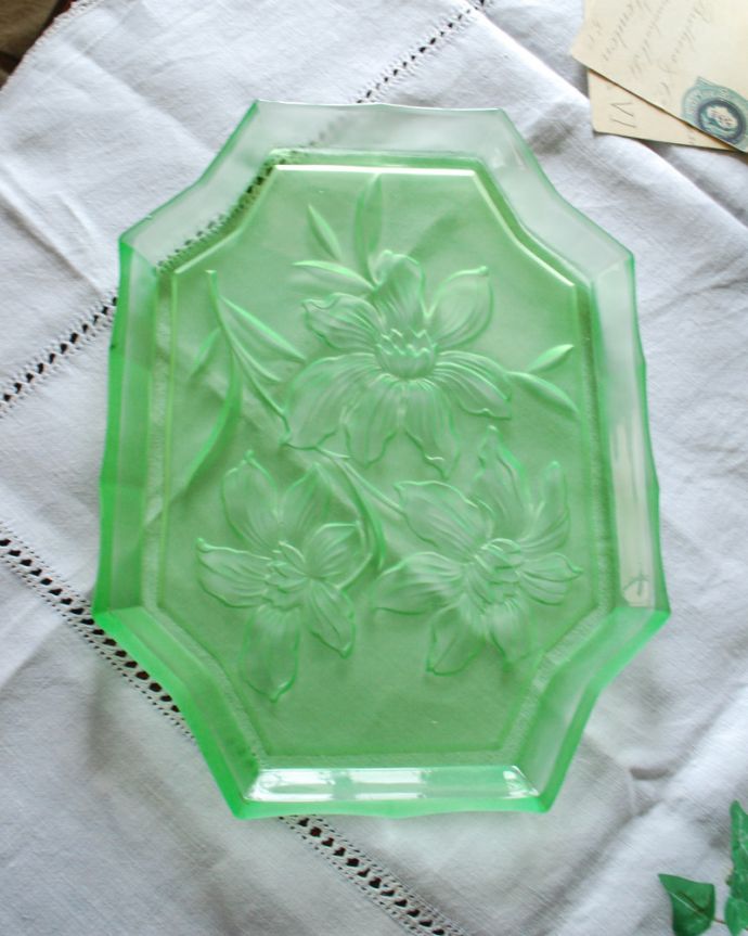 プレート、ケーキスタンド　アンティーク雑貨　透き通るグリーンのガラスプレート、大きなお花のデザインが可憐なアンティークプレスドグラス。上から見るとこんな感じです。(pg-3862)
