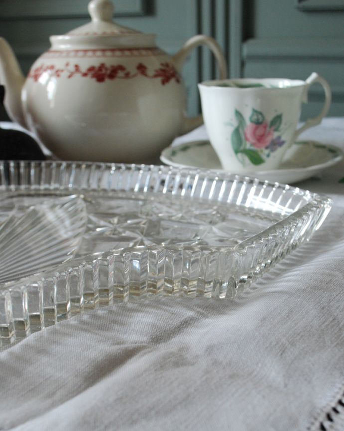 アンティーク 雑貨のガラス小物　アンティーク雑貨　華やかなデザインがテーブルを彩る、アンティークのガラストレー（プレスドグラス） 。アクセサリートレーやパンやお菓子のトレーなど使い方いろいろ。(pg-3873)