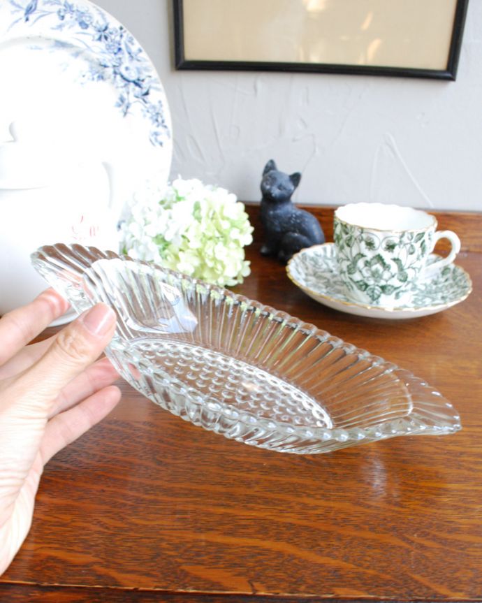 アンティーク 雑貨のガラス小物　アンティーク雑貨　細かいストライプカットがキレイなアンティークプレスドグラス（ガラスプレート）。いろいろ便利に使えます食卓で使うのはもちろん、お花を浮かべたり、花器代わりに使ったりと自分だけの使い方を楽しんで下さい。(pg-3875)
