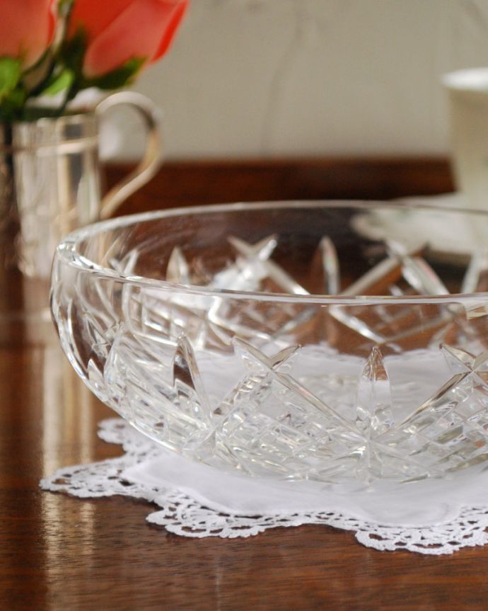 デザートグラス、ボウル(器)　アンティーク雑貨　食卓が華やかになるアンティークプレスドグラス（ガラスボール）。アンティークのため、多少の欠け・傷がある場合がありますが、使用上問題はありませんので、ご了承下さい。(pg-3884)