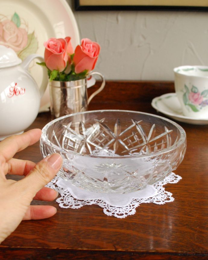 デザートグラス、ボウル(器)　アンティーク雑貨　食卓が華やかになるアンティークプレスドグラス（ガラスボール）。食卓で使っても、小物入れにもなる使いやすいかたちです。(pg-3884)