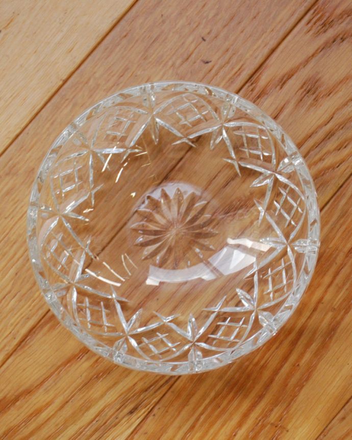 デザートグラス、ボウル(器)　アンティーク雑貨　食卓が華やかになるアンティークプレスドグラス（ガラスボール）。上から見ても美しいカッティングです。(pg-3884)