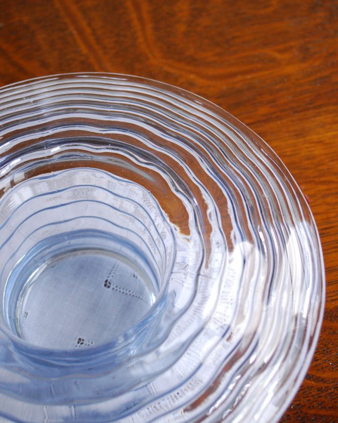 アンティーク 雑貨のガラス小物　アンティーク雑貨　綺麗なブルーのフラワーベース、アンティークプレスドグラス。アンティークのため、多少の欠け・傷がある場合がありますが、使用上問題はありませんので、ご了承下さい。(pg-3886)