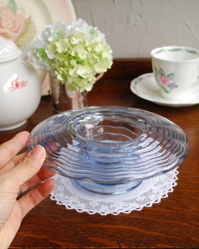 アンティーク 雑貨のガラス小物　アンティーク雑貨　綺麗なブルーのフラワーベース、アンティークプレスドグラス。さわやかなブルーが美しく華やかです。(pg-3886)