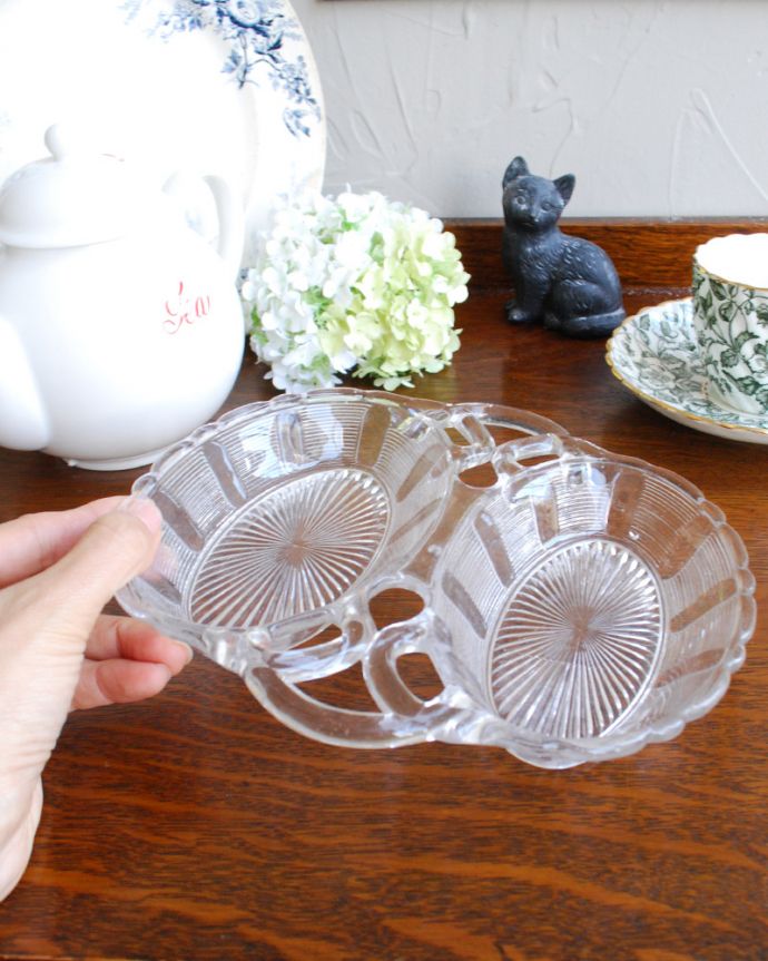 アンティーク 雑貨のガラス小物　アンティーク雑貨　食卓を華やかに彩るガラスの小物入れ、珍しいダブルトレーのプレスドグラス。爽やかなカッティングがインテリアのアクセントになります。(pg-3889)