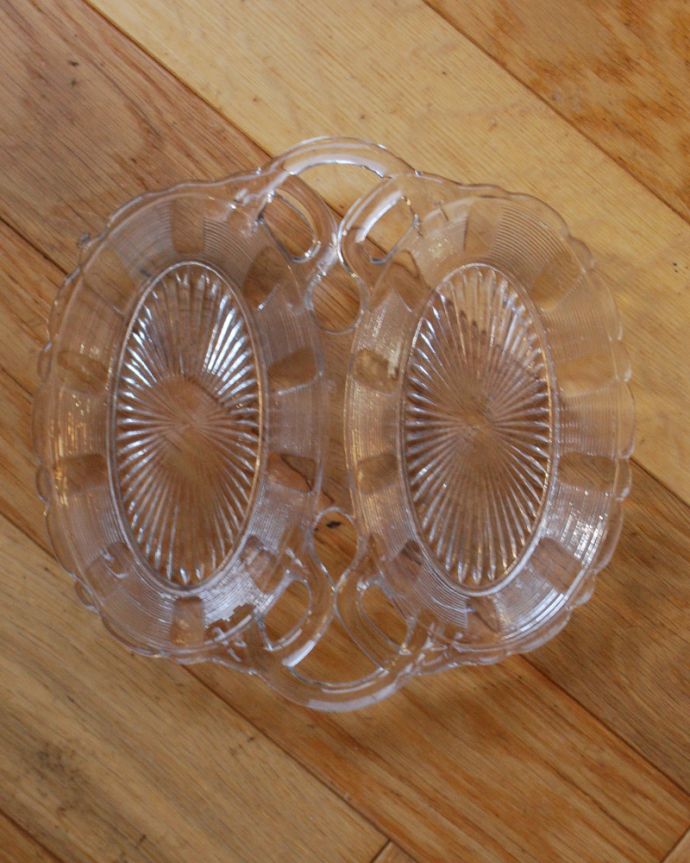 アンティーク 雑貨のガラス小物　アンティーク雑貨　食卓を華やかに彩るガラスの小物入れ、珍しいダブルトレーのプレスドグラス。上から見るとこんな感じです。(pg-3889)