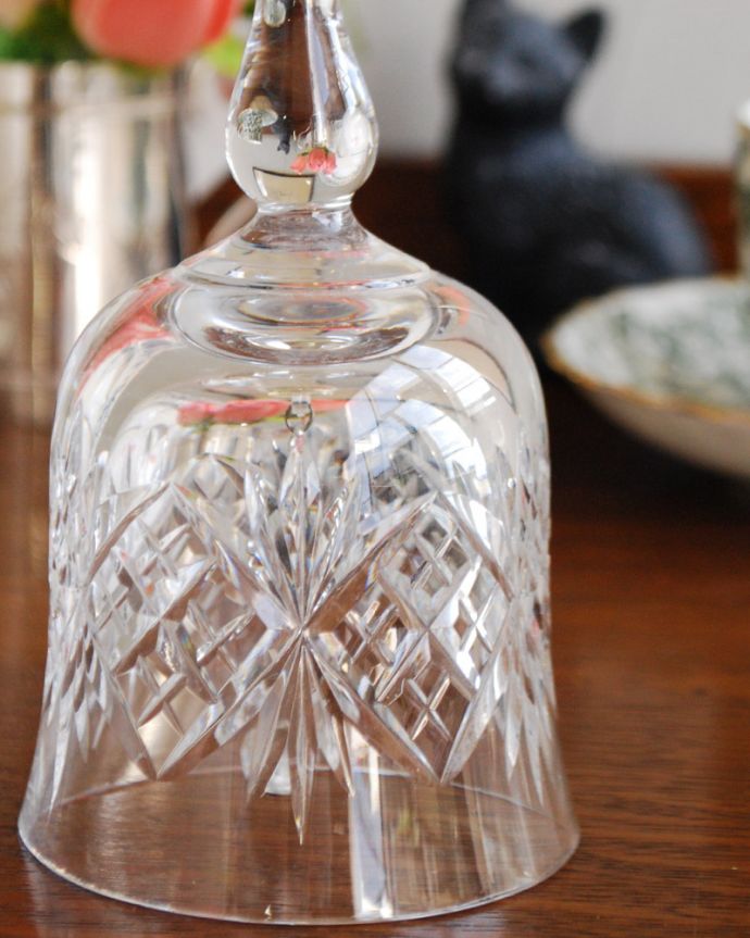 アンティーク 雑貨のガラス小物　アンティーク雑貨　クリアガラスの美しいハンドルがキレイなアンティークプレスドグラス。装飾も美しいガラスで出来たベル使用人を呼ぶために日常的に使われていたベル。(pg-3891)