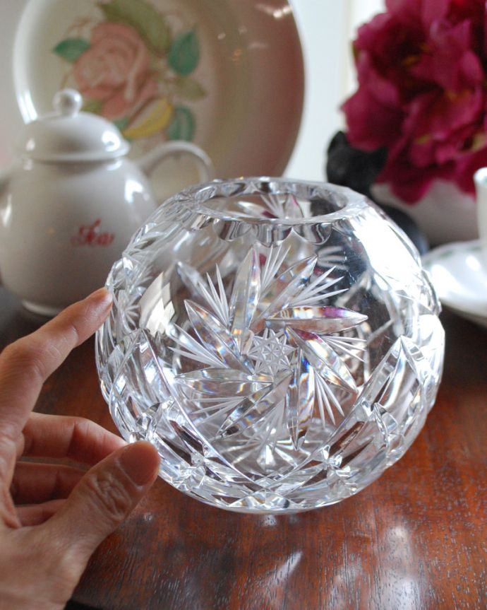 フラワーベース　アンティーク雑貨　シルエットが可愛いガラスボール（花器）、アンティークプレスドグラス。使いやすいサイズで、置くだけで絵になる美しさです。(pg-3894)