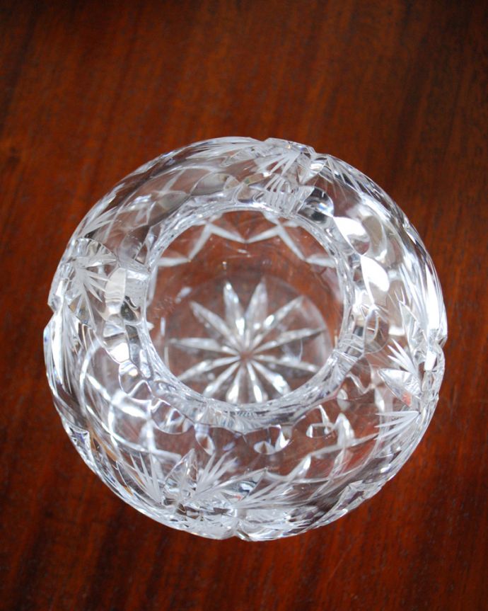フラワーベース　アンティーク雑貨　シルエットが可愛いガラスボール（花器）、アンティークプレスドグラス。上から見ても可愛いデザインです。(pg-3894)