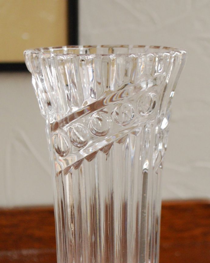 アンティーク 雑貨のガラス小物　アンティーク雑貨　リボンが掛けられたような可愛いデザイン、アンティークプレスドグラス（フラワーベース）。アンティークのため、多少の欠け・傷がある場合がありますが、使用上問題はありませんので、ご了承下さい。(pg-3898)