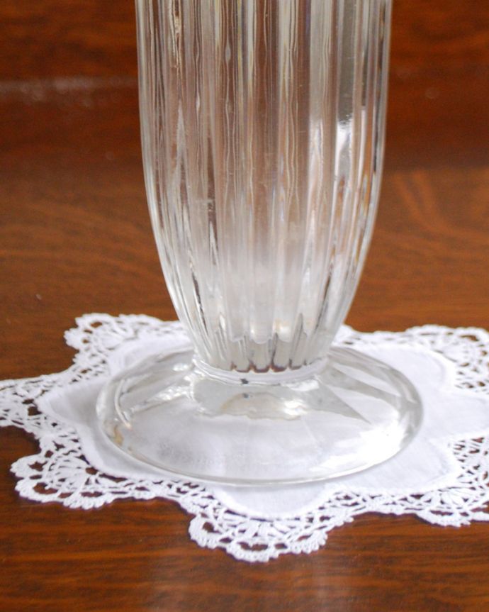 アンティーク 雑貨のガラス小物　アンティーク雑貨　リボンが掛けられたような可愛いデザイン、アンティークプレスドグラス（フラワーベース）。光に当たるときらきら輝きます。(pg-3898)
