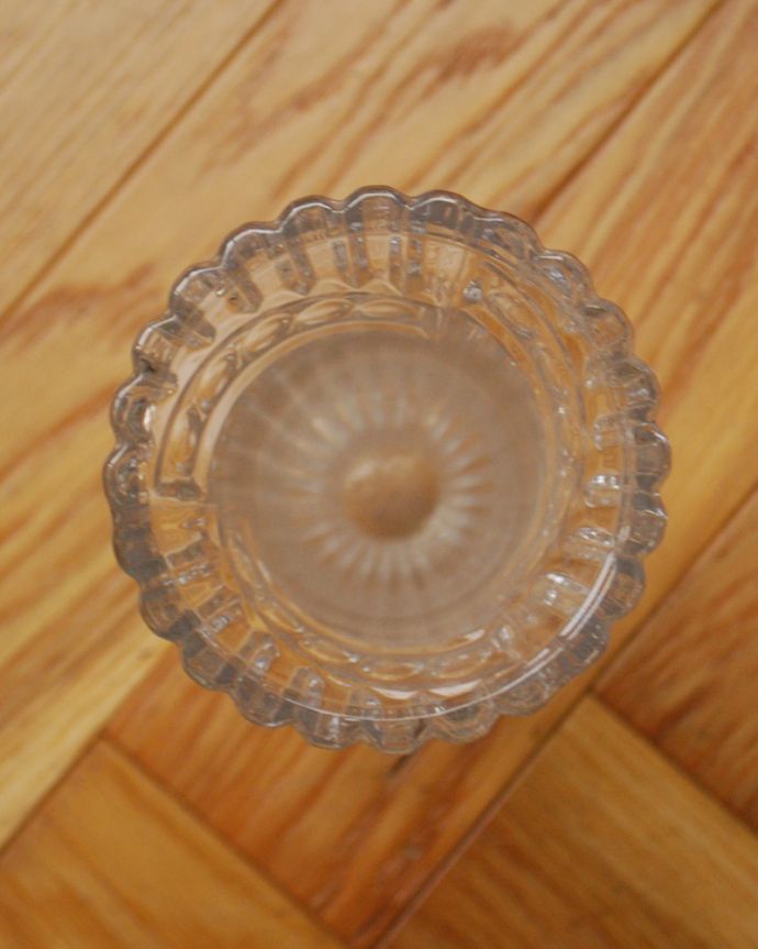 アンティーク 雑貨のガラス小物　アンティーク雑貨　リボンが掛けられたような可愛いデザイン、アンティークプレスドグラス（フラワーベース）。上から見るとこんな感じです。(pg-3898)