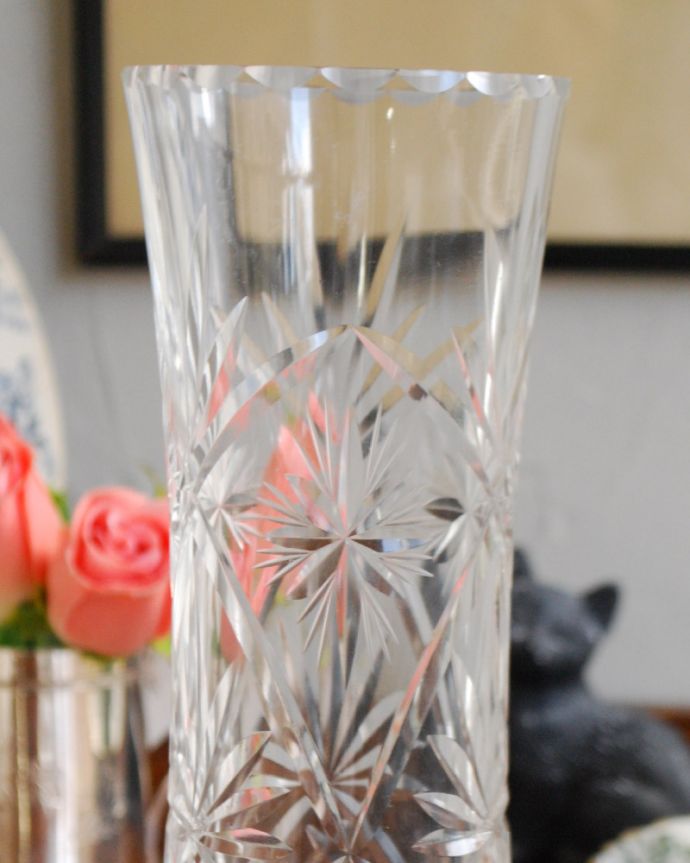 アンティーク 雑貨のガラス小物　アンティーク雑貨　英国アンティーク雑貨、綺麗なガラスのプレスドグラス（花器）。お花を入れずに眺めているだけで幸せな時間アンティークのガラスは成分が今のものと違うので、置いておくだけでキラキラ輝いて楽しめます。(pg-3902)