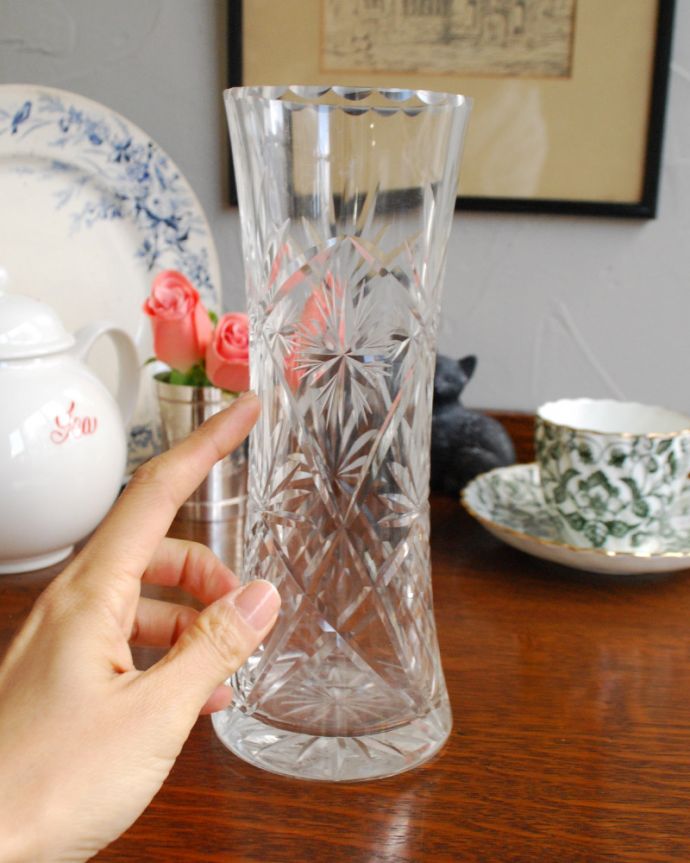 アンティーク 雑貨のガラス小物　アンティーク雑貨　英国アンティーク雑貨、綺麗なガラスのプレスドグラス（花器）。気軽に使えるフラワーベース英国らしくいろんなサイズが見つかる花器。(pg-3902)