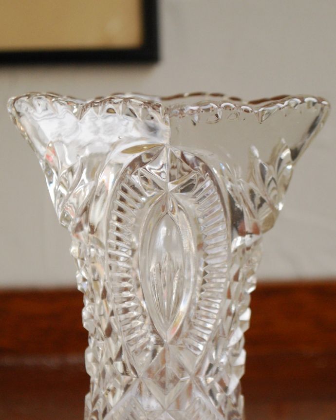 アンティーク 雑貨のガラス小物　アンティーク雑貨　アンティークプレスドグラスの小ぶりで輝くフラワーベース（花器）。アンティークのため、多少の欠け・傷がある場合がありますが、使用上問題はありませんので、ご了承下さい。(pg-3905)