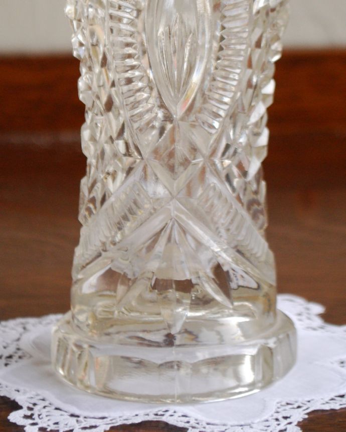 アンティーク 雑貨のガラス小物　アンティーク雑貨　アンティークプレスドグラスの小ぶりで輝くフラワーベース（花器）。光に当たるときらきら輝きます。(pg-3905)