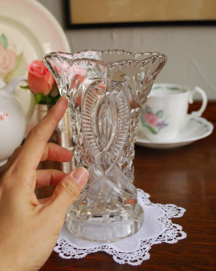 アンティーク 雑貨のガラス小物　アンティーク雑貨　アンティークプレスドグラスの小ぶりで輝くフラワーベース（花器）。飾るだけで絵になる美しさ。(pg-3905)