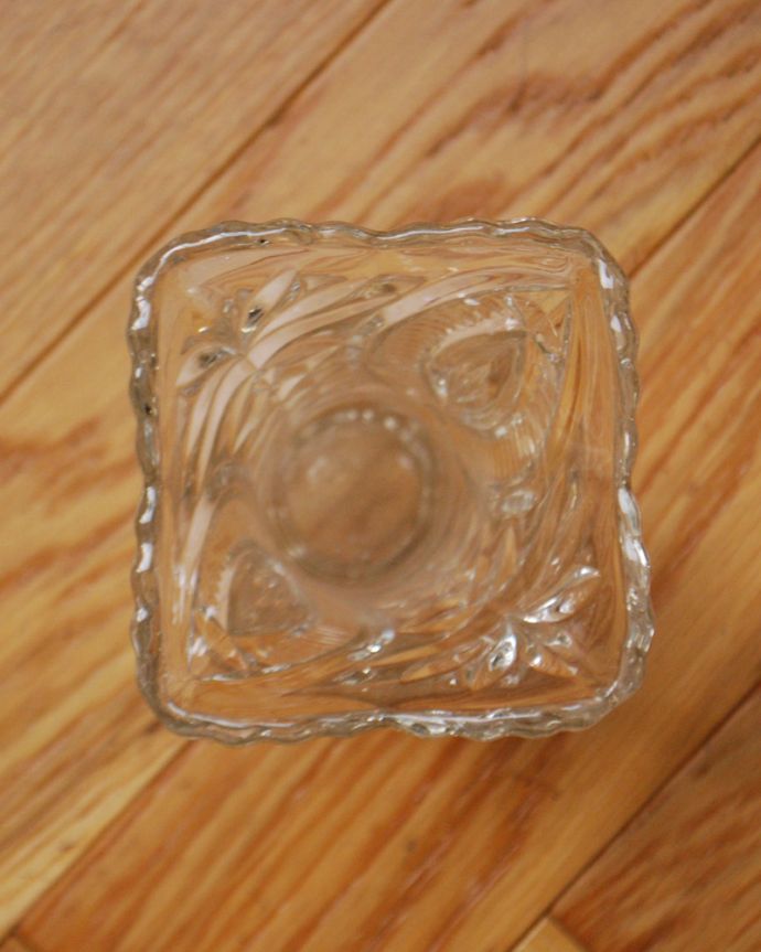 アンティーク 雑貨のガラス小物　アンティーク雑貨　アンティークプレスドグラスの小ぶりで輝くフラワーベース（花器）。上から見るとこんな感じです。(pg-3905)