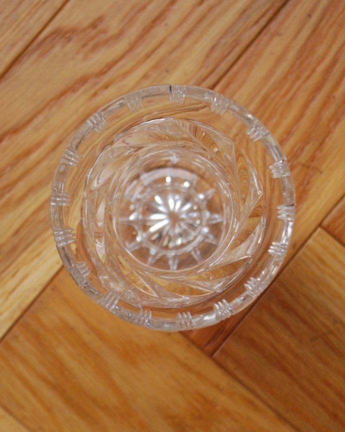 フラワーベース　アンティーク雑貨　アンティークガラスの小ぶりで輝くフラワーベース、プレスドグラス。上から見るとこんな感じです。(pg-3906)