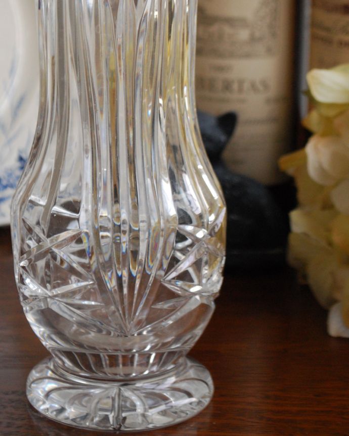 アンティーク 雑貨のガラス小物　アンティーク雑貨　プレスドガラスの花器、キレイなアンティークフラワーベース。アンティークのため、多少の欠け・傷がある場合がありますが、使用上問題はありませんので、ご了承下さい。(pg-3909)