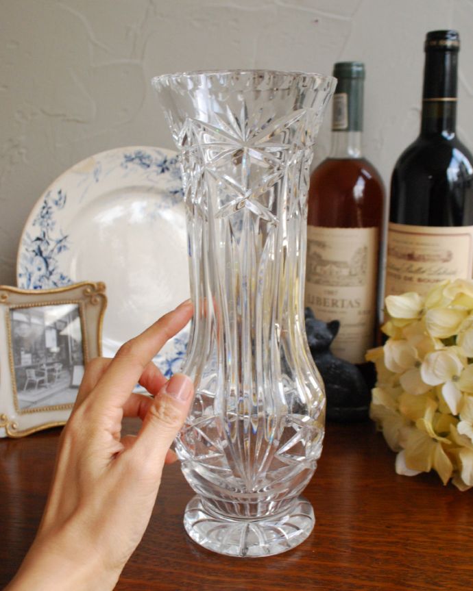 アンティーク 雑貨のガラス小物　アンティーク雑貨　プレスドガラスの花器、キレイなアンティークフラワーベース。置いておくだけで華やかな存在感です。(pg-3909)