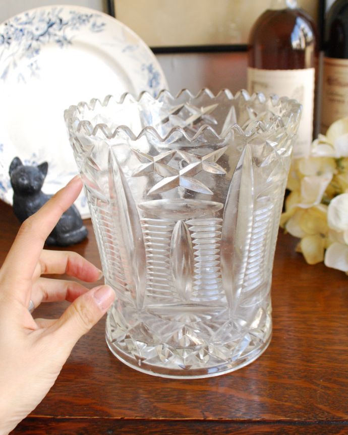 アンティーク 雑貨のガラス小物　アンティーク雑貨　たっぷりサイズの輝くフラワーベース、アンティークプレスドグラス。そのまま置いておいても美しいシルエットです。(pg-3911)