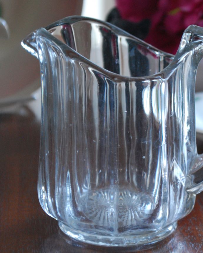 アンティーク 雑貨のガラス小物　アンティーク雑貨　アンティークのプレスドグラス、フラワーベースにもなるガラスピッチャー。お茶の時間に欠かせないミルクピッチャーミルクティーが大好きな英国人が作ったガラスのミルクピッチャーは、たっぷりミルクが注げるようにサイズが大きめです。(pg-3915)