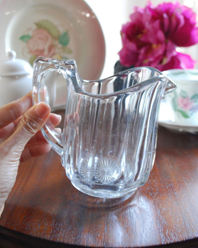 アンティーク 雑貨のガラス小物　アンティーク雑貨　アンティークのプレスドグラス、フラワーベースにもなるガラスピッチャー。持ち手もしっかり付いています昔と同じようにミルクを入れて使うのはもちろん使い方は自由自在。(pg-3915)