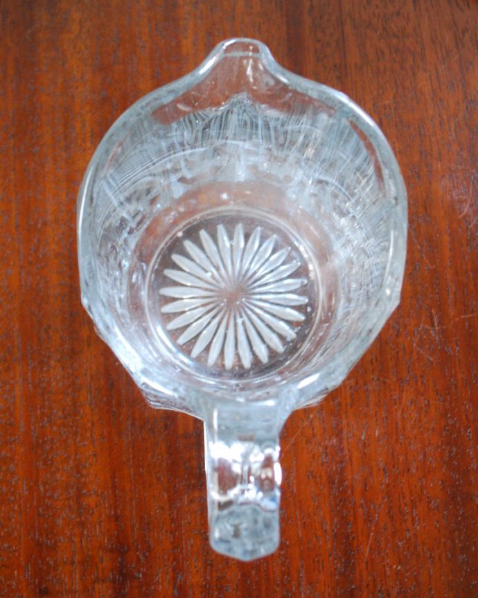 アンティーク 雑貨のガラス小物　アンティーク雑貨　アンティークのプレスドグラス、フラワーベースにもなるガラスピッチャー。上から見るとこんな感じです。(pg-3915)