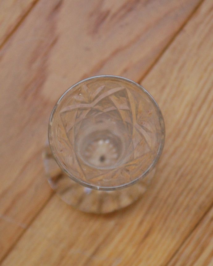 アンティーク 雑貨のガラス小物　アンティーク雑貨　一輪挿しのアンティークプレスドグラス、フラワーベース。上から見るとこんな感じです。(pg-3916)