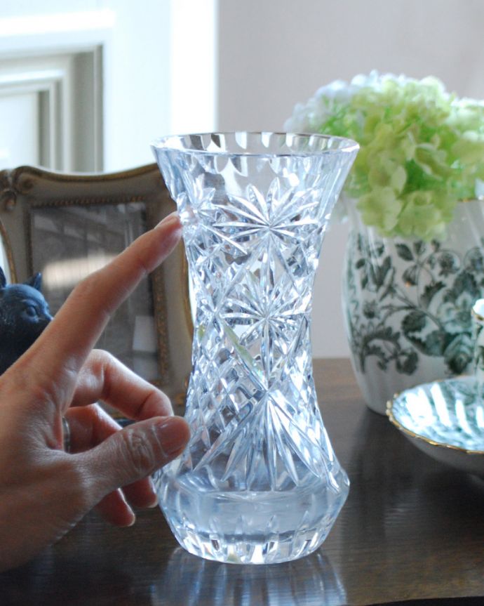 フラワーベース　アンティーク雑貨　お花がたっぷりデザインされたフラワーベース（花器）アンティークプレスドグラス。置いておくだけで華やかな存在感です。(pg-3919)