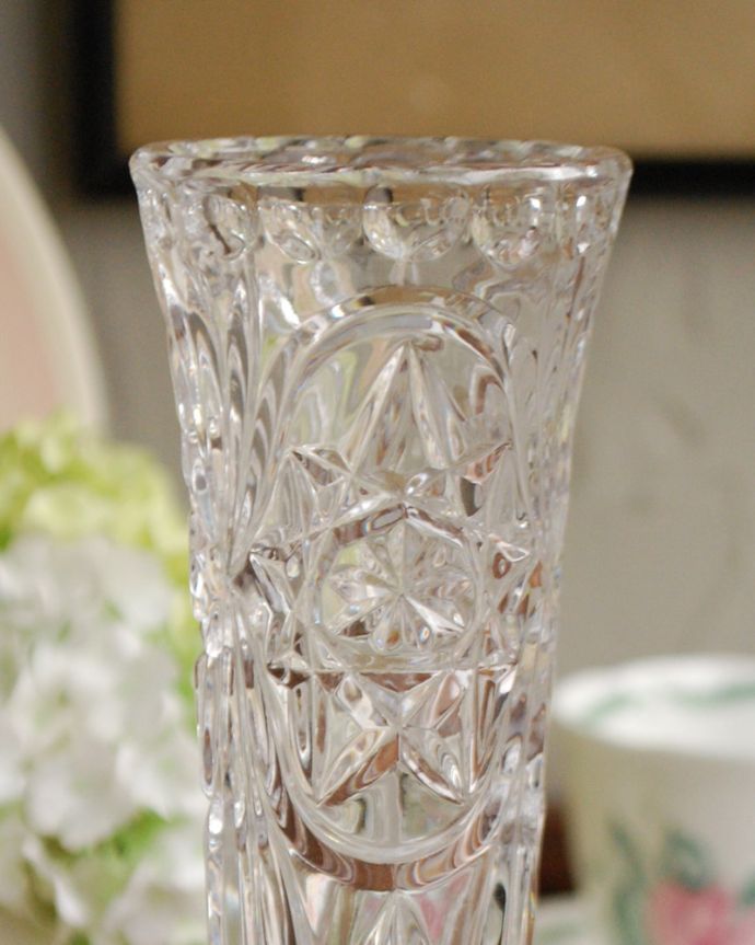 アンティーク 雑貨のガラス小物　アンティーク雑貨　スマートなシルエットの花器、イギリス輸入のアンティークプレスドグラス。アンティークのため、多少の欠け・傷がある場合がありますが、使用上問題はありませんので、ご了承下さい。(pg-3921)
