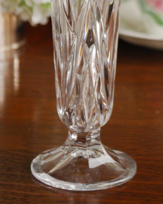 アンティーク 雑貨のガラス小物　アンティーク雑貨　スマートなシルエットの花器、イギリス輸入のアンティークプレスドグラス。光に当たるときらきら輝きます。(pg-3921)