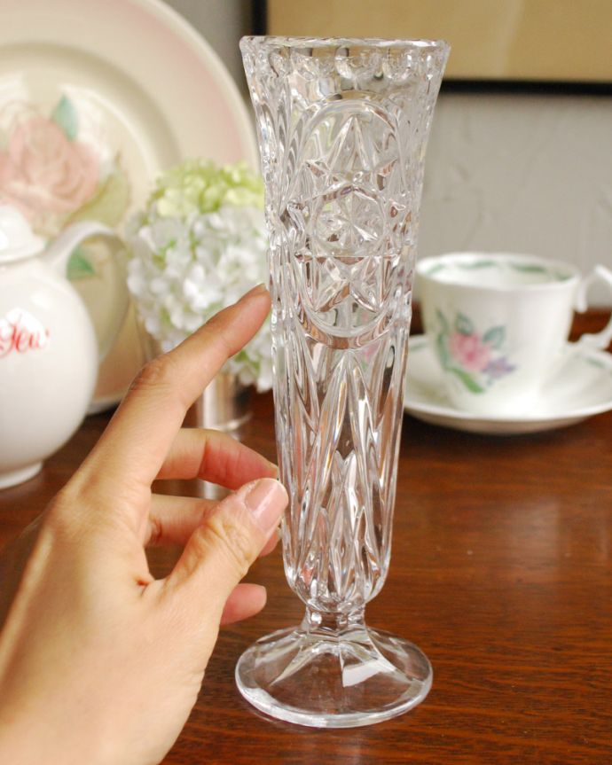 アンティーク 雑貨のガラス小物　アンティーク雑貨　スマートなシルエットの花器、イギリス輸入のアンティークプレスドグラス。飾るだけで絵になる美しさ。(pg-3921)